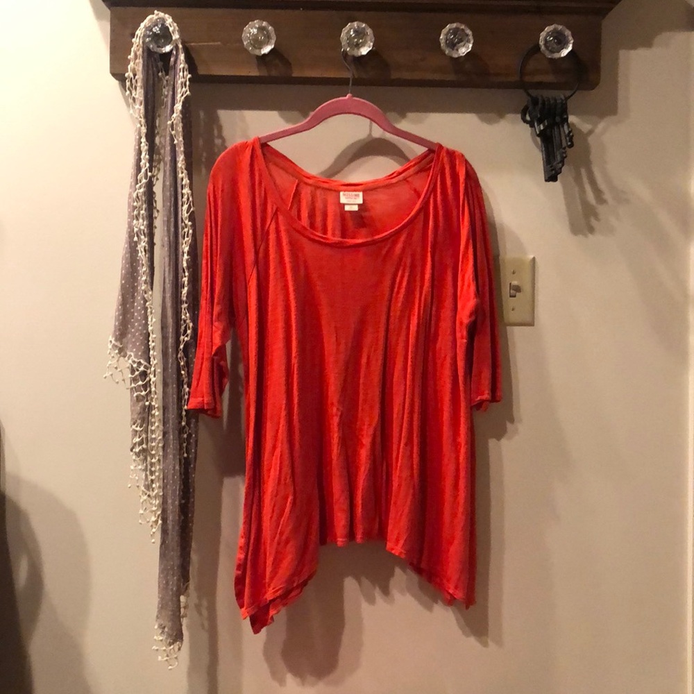 Tomato red, shark bite t shirt